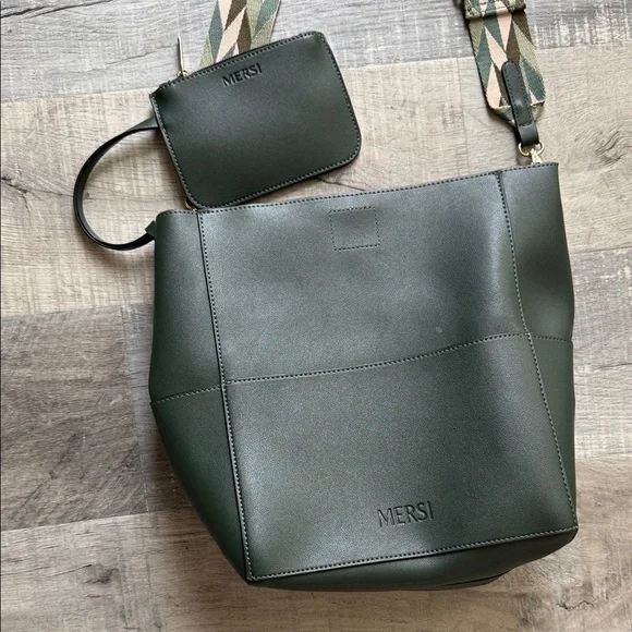 Stylish Forest Green Shoulder Bag with Chevron Strap - Picture 3 of 6